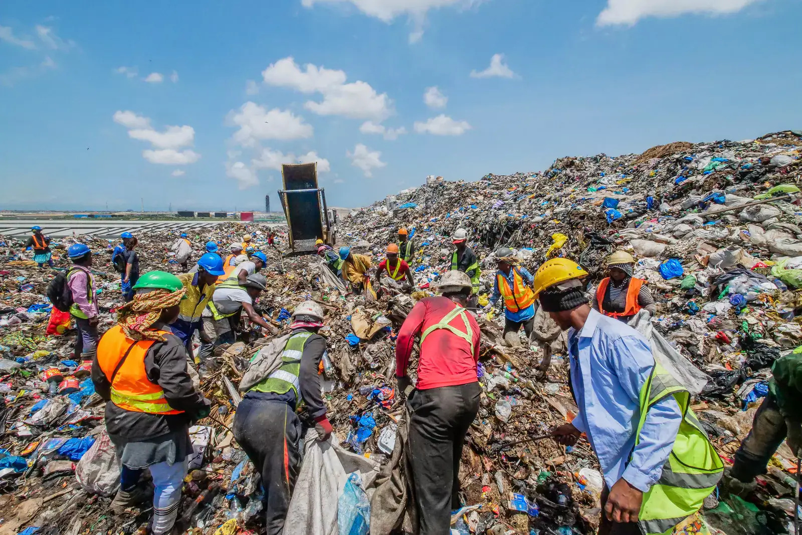 Per contrastare l’inquinamento da plastica bisogna includere milioni di raccoglitori informali